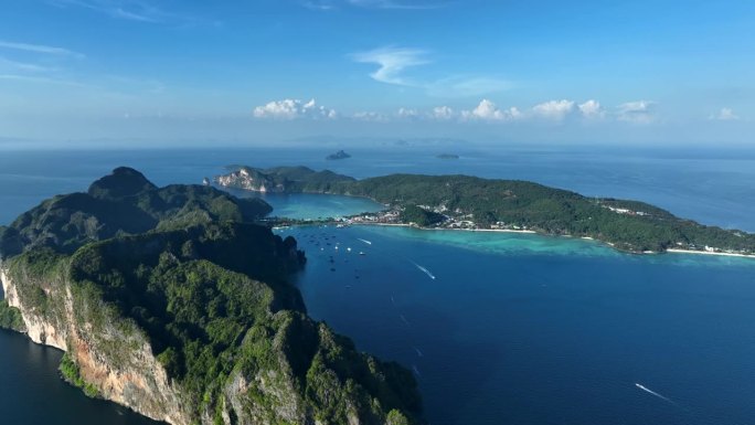 从上面俯瞰全景，令人惊叹的鸟瞰皮皮岛。皮皮岛是泰国皮皮群岛的主岛。它以白色的沙滩而闻名。安达曼海，甲