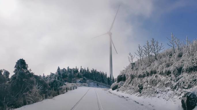 雪后山路旁的风力发电设施-广西桂林资源县