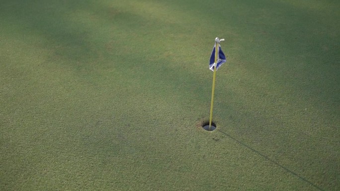 高尔夫球洞和旗子的流畅运动