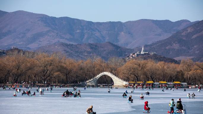北京颐和园玉带桥冬季湖面滑冰延时