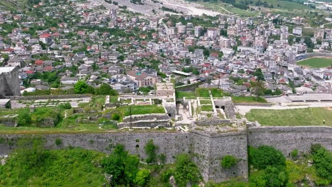 吉罗卡斯特城堡的钟楼。阿尔巴尼亚。