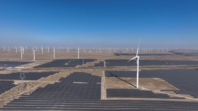 中国西部的光伏发电和风能发电厂