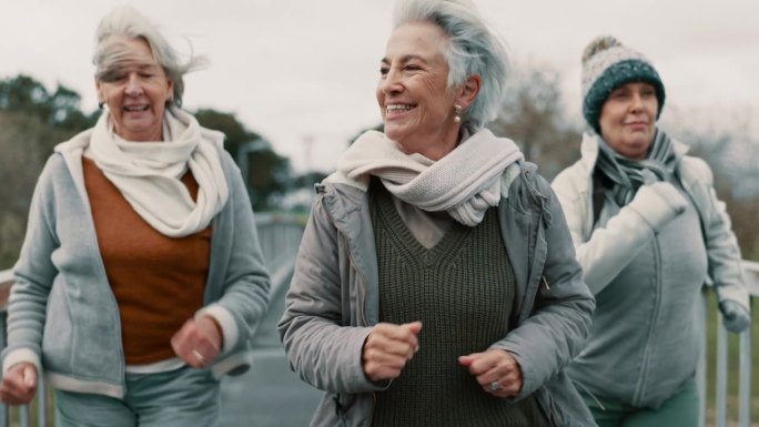 老年妇女，微笑在公园健身团体，退休后在桥上锻炼健康。老年女性朋友，快走和快乐一起训练，一起在大自然中