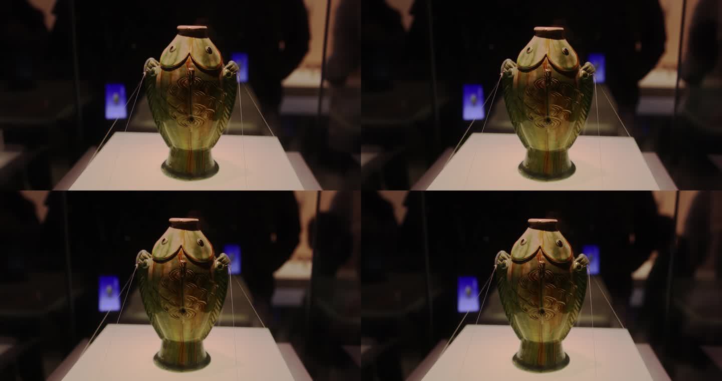 唐三彩双鱼瓶，南京博物院藏