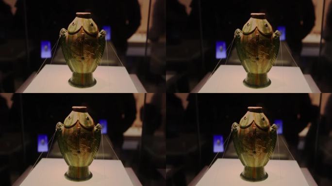 唐三彩双鱼瓶，南京博物院藏