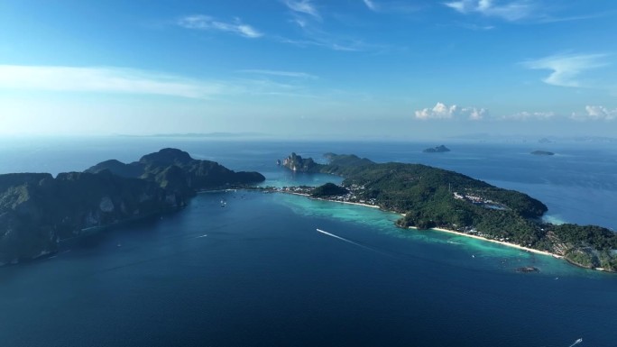 从上面俯瞰全景，令人惊叹的鸟瞰皮皮岛。皮皮岛是泰国皮皮群岛的主岛。它以白色的沙滩而闻名。安达曼海，甲