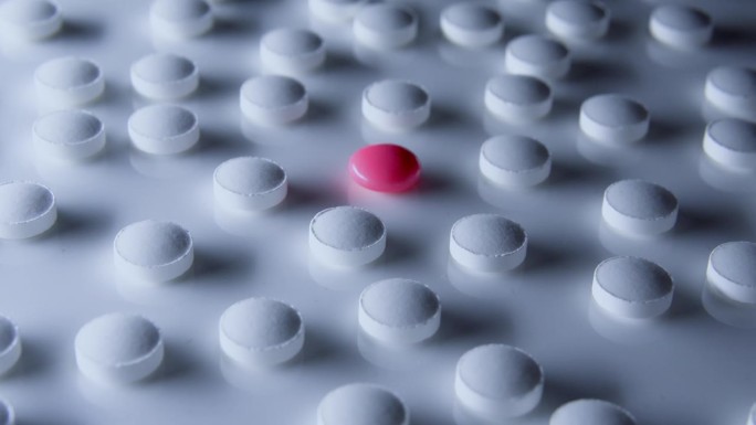 非法激素避孕药躺在桌子上的传统白色药片之间，有效性降低，活性物质低，女性选择，合法化