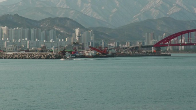 韩国的海滨小镇。过桥船
