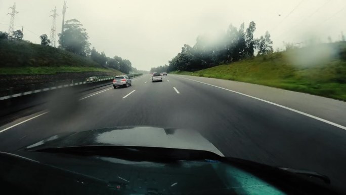 驾公路雨，驾交通