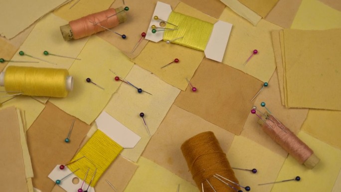拼接缝纫的配件放在黄色调的拼接纺织品上