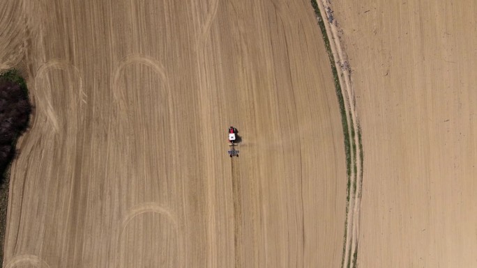 无人机拍摄的农田。季节性的土壤耕作和耕作