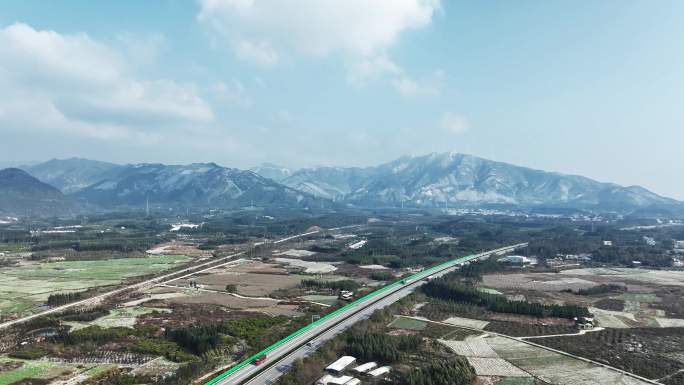 冬季阳光下桂林积雪的高山和山边的高速公路
