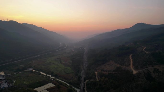 山间铁路公路日出日落