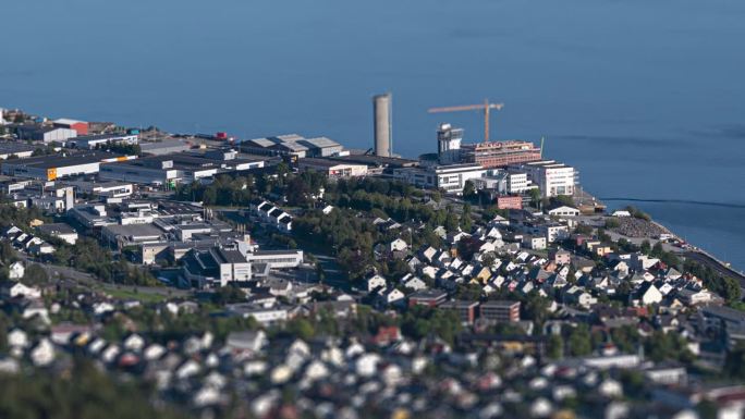 在Moldefjorden的海岸上，Molde的沿海城镇的倾斜位移延时。