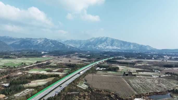 冬季阳光下桂林积雪的高山和山边的高速公路