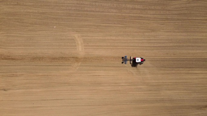 无人机拍摄的农田。季节性的土壤耕作和耕作