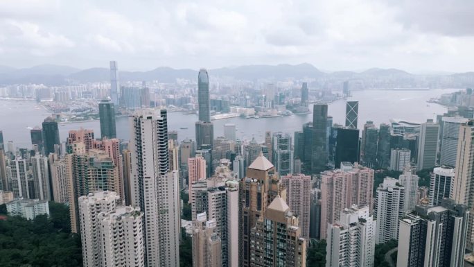 香港鸟瞰中国城市的都市风貌。全景式交通道路与早晨港口交通。拥挤的香港名镇中心的贸易经济观念