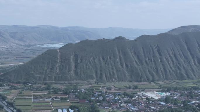 航拍山脉村庄盆地