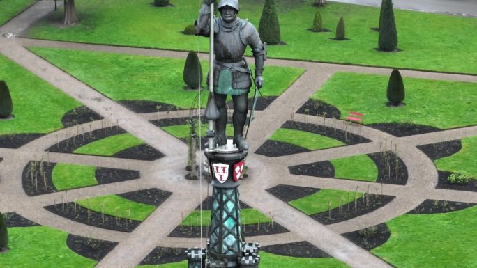 无人机拍摄的荷兰乌得勒支德哈尔城堡(Kasteel De Haar)的士兵雕像
