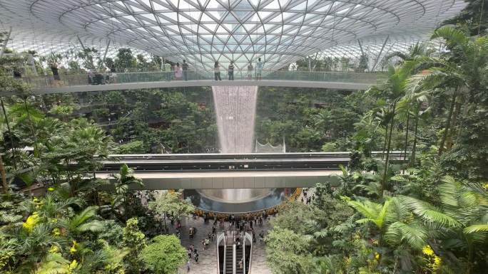 新加坡星耀樟宜机场瀑布