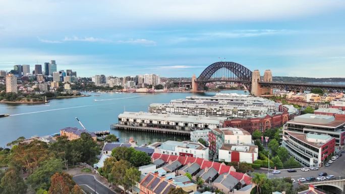 澳大利亚悉尼:澳大利亚新南威尔士州首府悉尼海港大桥的鸟瞰图，北悉尼商业区在地平线上