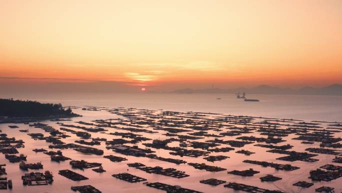 阳江海陵岛海上牧场渔排全景夕阳横移04