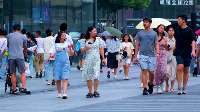 城市夏天暑假酷暑高温炎热街道人群人流街景