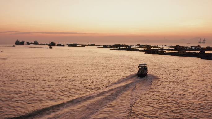 阳江海陵岛海上牧场渔排夕阳渔船出海