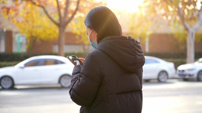 早晨唯美阳光下男人女人在等公交车背影