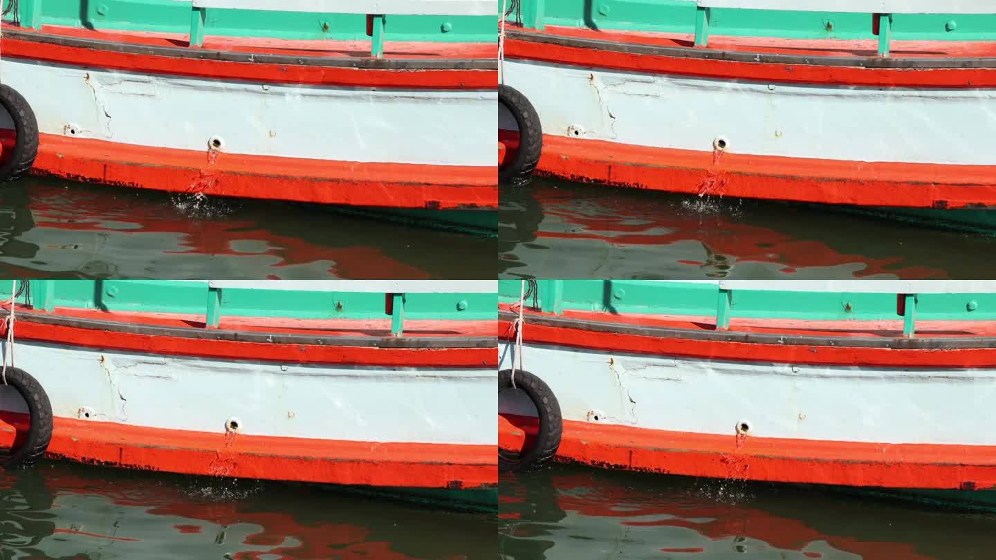 五颜六色的小船在水面上轻轻摇晃