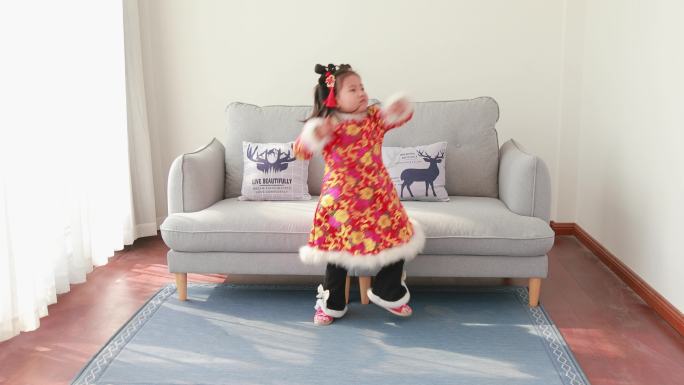 漂亮可爱小女孩在沙发前开心跳舞