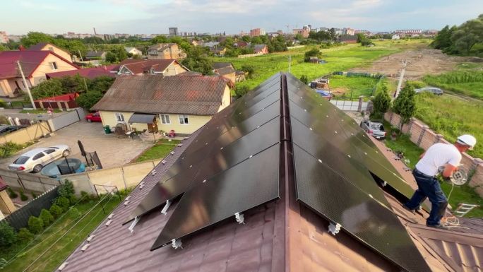 屋顶上有太阳能板的房子，通过光伏效应发电。
