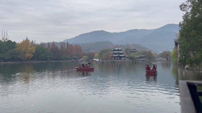 唯美空镜，山水映衬游船画面。