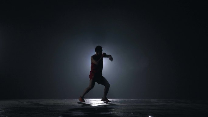 男人拳击运动员自由搏击训练