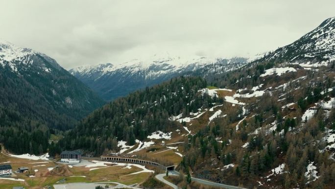 飞机飞过奥地利的滑雪胜地奥伯陶恩村。