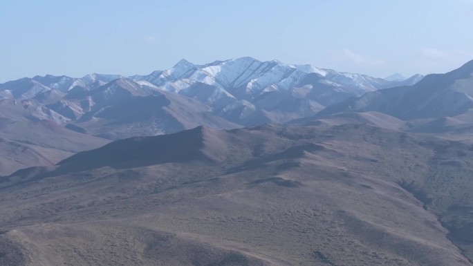 航拍连绵雪山