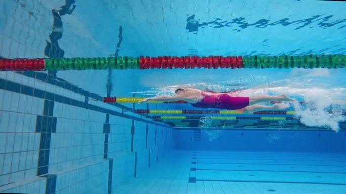 女子自由泳、空翻、水下游泳运动员