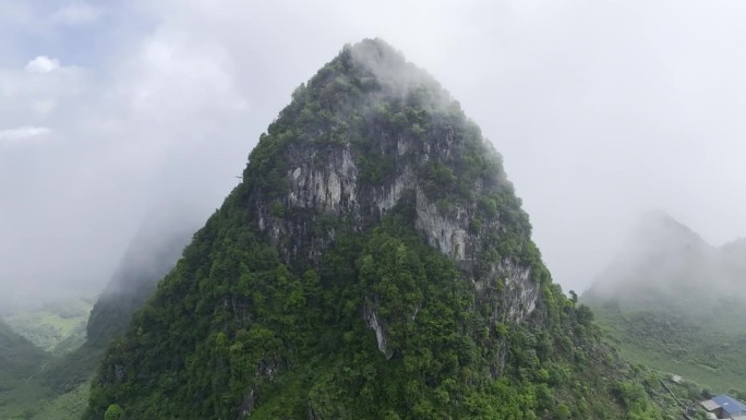 无人机拍摄的越南北部靠近中国边境的云中山