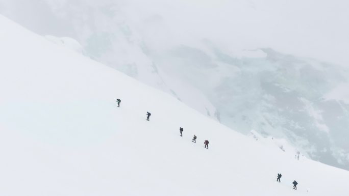 攀登者在风雪中艰难前行 原创4K