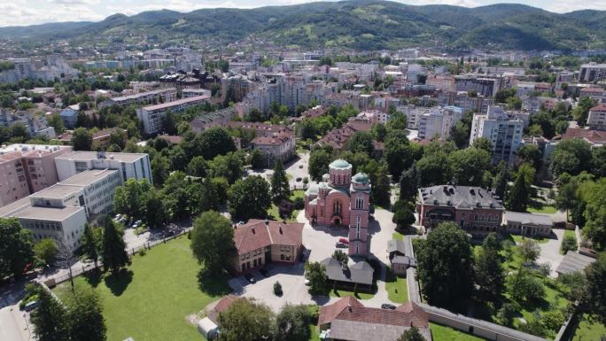 巴尼亚卢卡，塞尔维亚东正教三位一体教堂的空中拍摄，盘旋拍摄