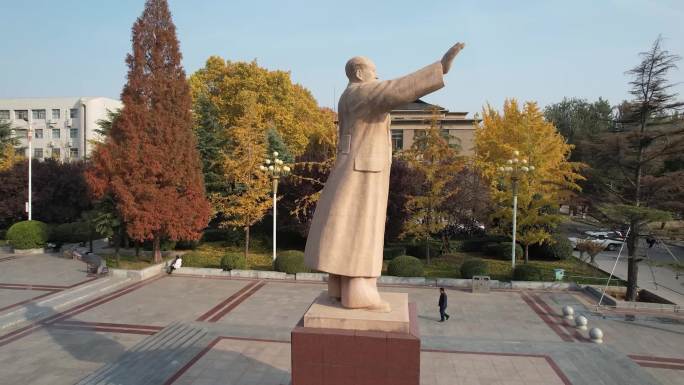 秋天河南师范大学校园毛主席雕塑环绕
