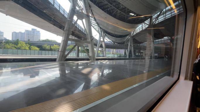 北京南站-列车进站-阳光-高铁-靠窗