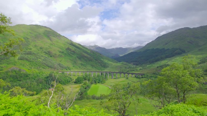 格伦芬南著名的铁路高架桥穿过风景秀丽的山谷