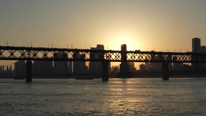 武汉长江大桥及周边轮渡拍摄夕阳
