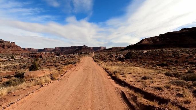 乘坐四轮驱动越野车穿越犹他州摩押的Shafer Trail。