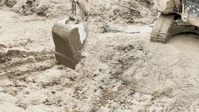 挖土机在工地脏泥面作业