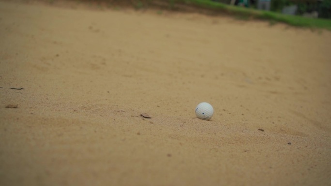 打高尔夫球和沙坑。