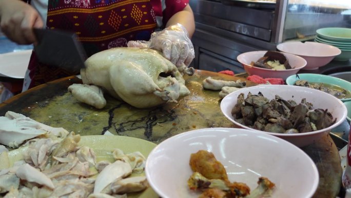 泰国当地市场摊位上卖的水煮鸡配米饭准备切全鸡海南式4k