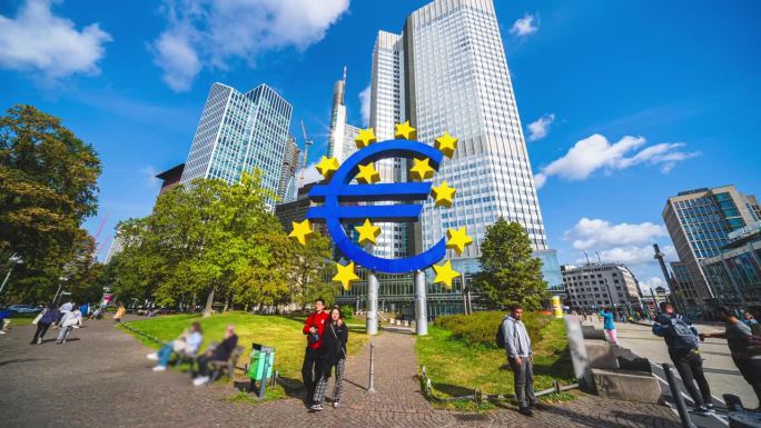 德国法兰克福夏季欧洲中央银行现代大厦银行监管景点人潮涌动的时间流逝