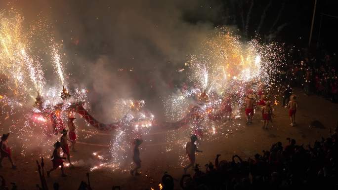 新年龙年广东潮汕民俗烟花火龙